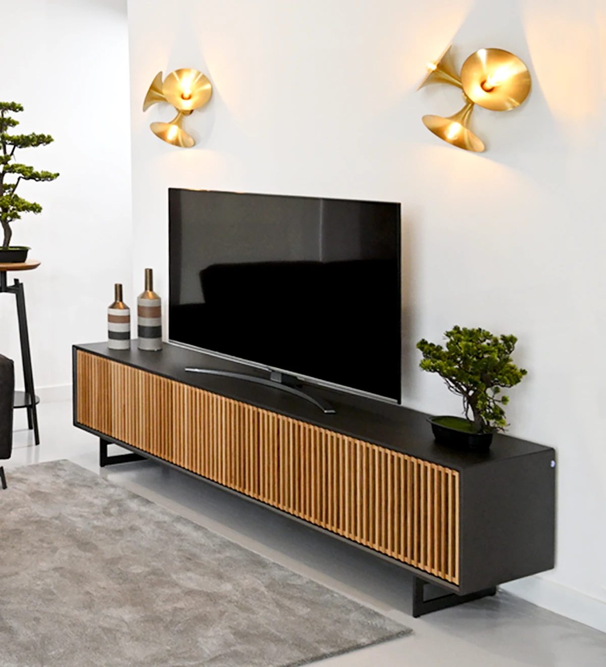 Móvel TV com 2 portas rebatíveis em carvalho natural, estrutura e pés metálicos lacados a negro metalizado