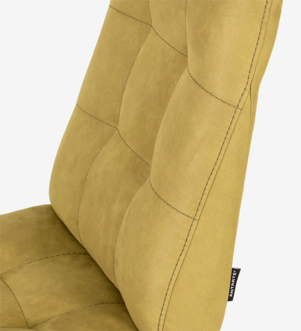 Silla tapizada en tejido, con pies metálicos lacados en dorado.