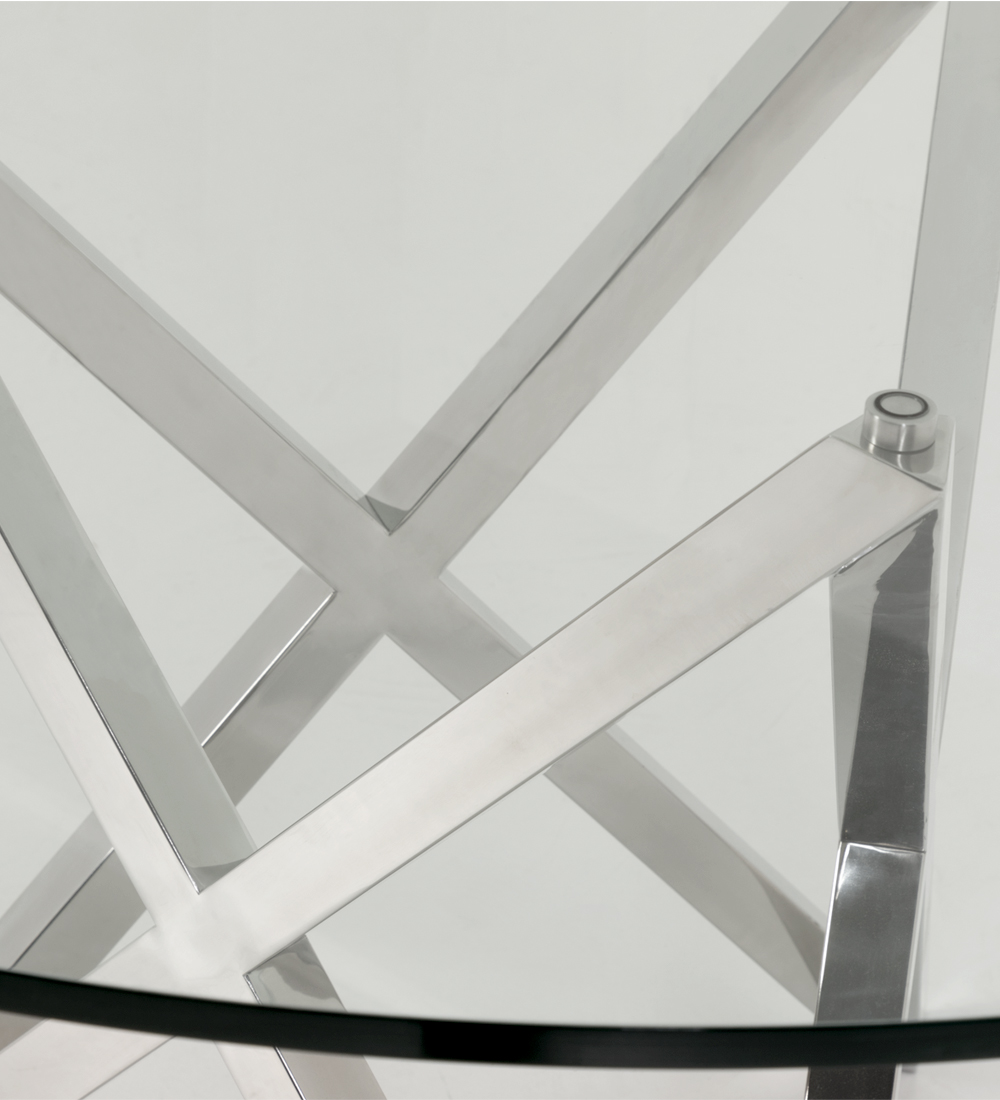 Mesa de comedor redonda con tablero de cristal y pie de acero inoxidable.