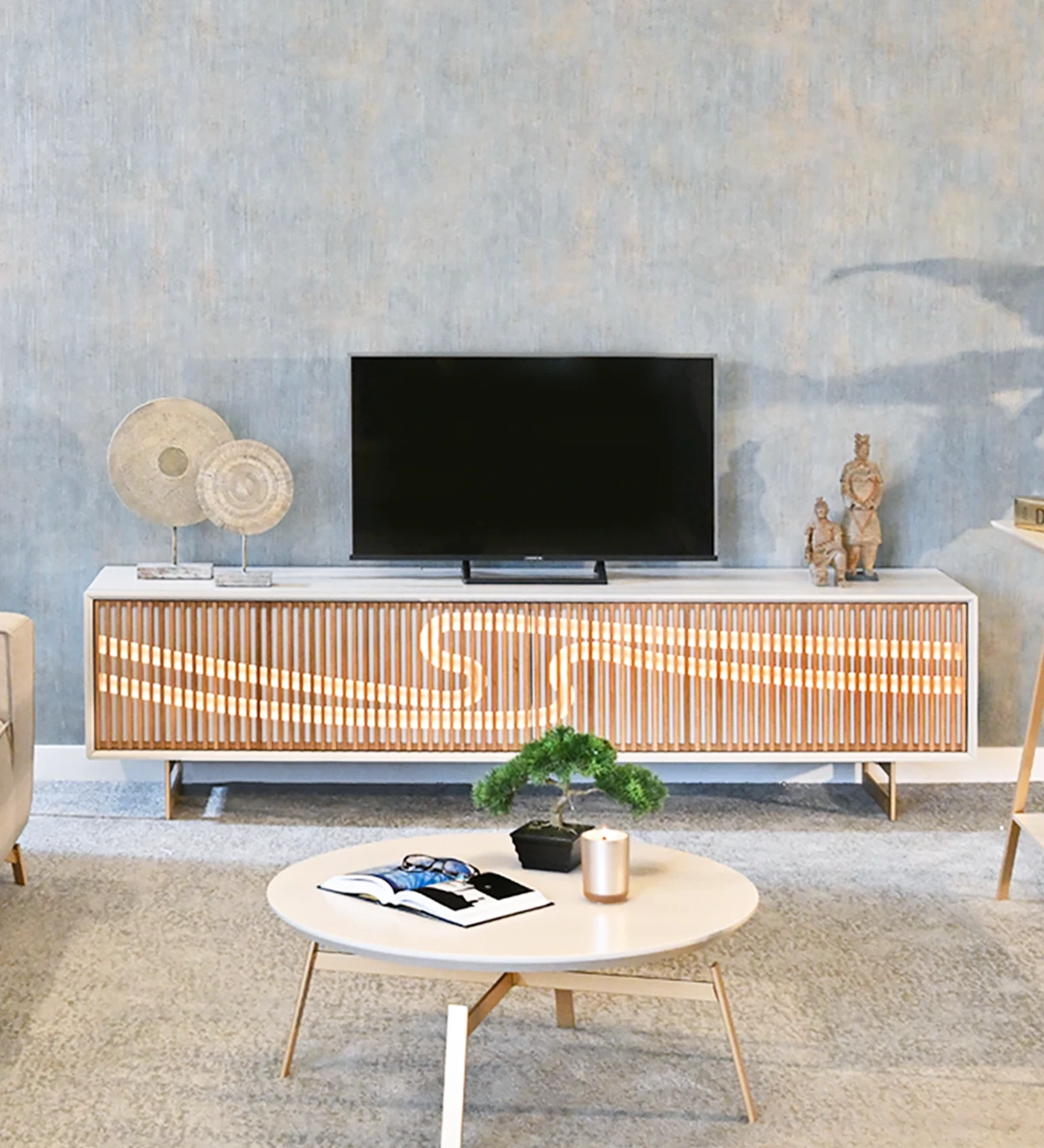 Mueble TV con 2 puertas abatibles en roble natural, estructura lacada perla y pies metálicos lacados dorados.