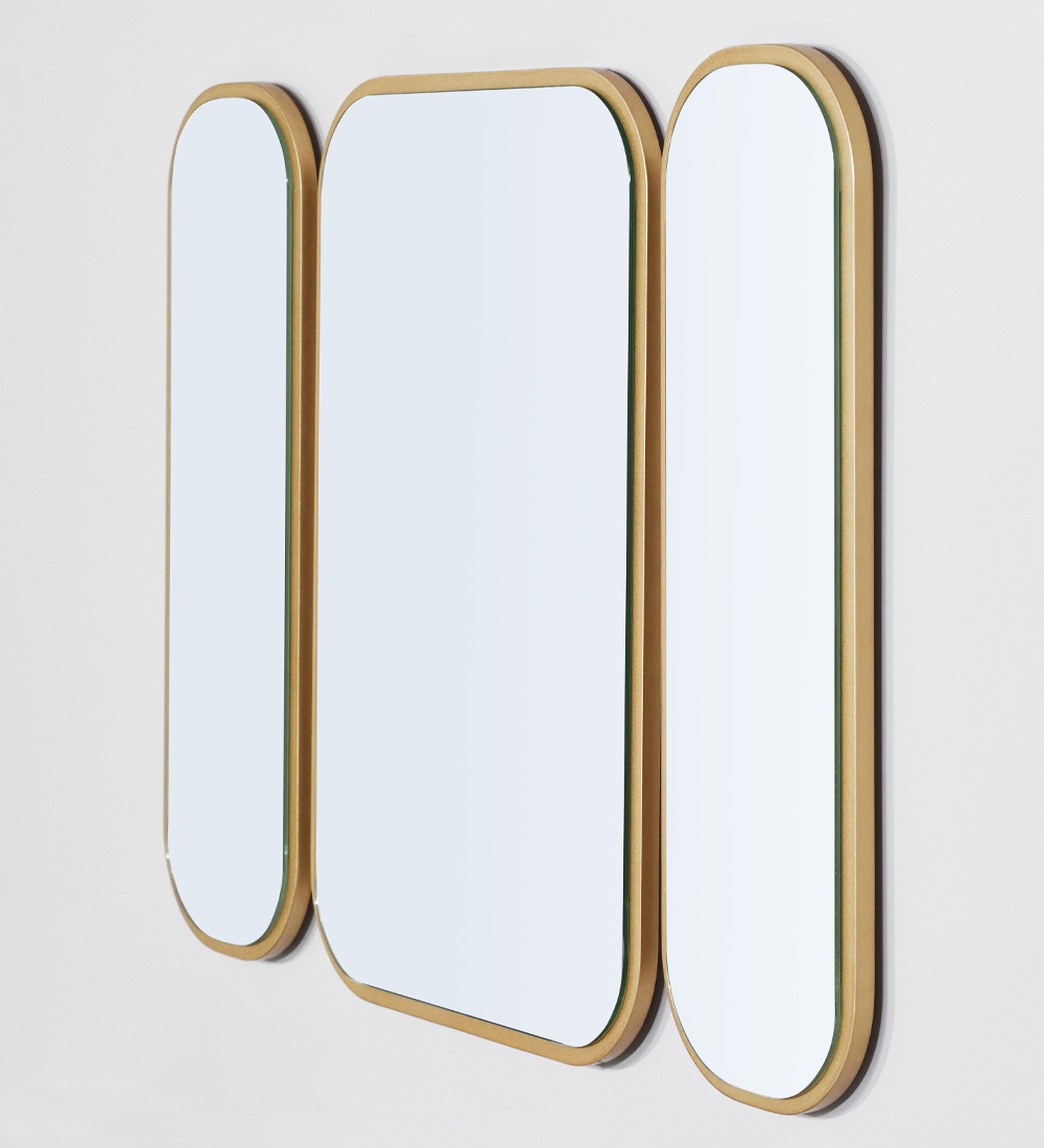 Espelho com estrutura lacada a dourado