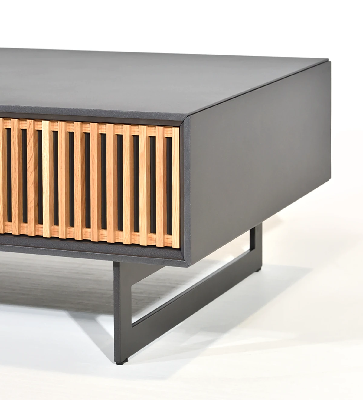 Table basse rectangulaire avec 1 tiroir en chêne naturel, structure laquée perle et pieds en métal laqué noir métallisé.
