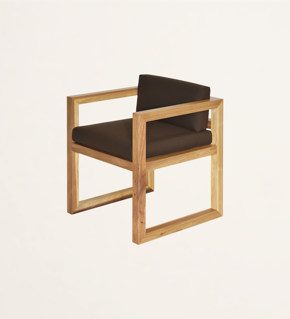 Cadeira com braços, almofadas estofadas a tecido e estrutura em madeira natural