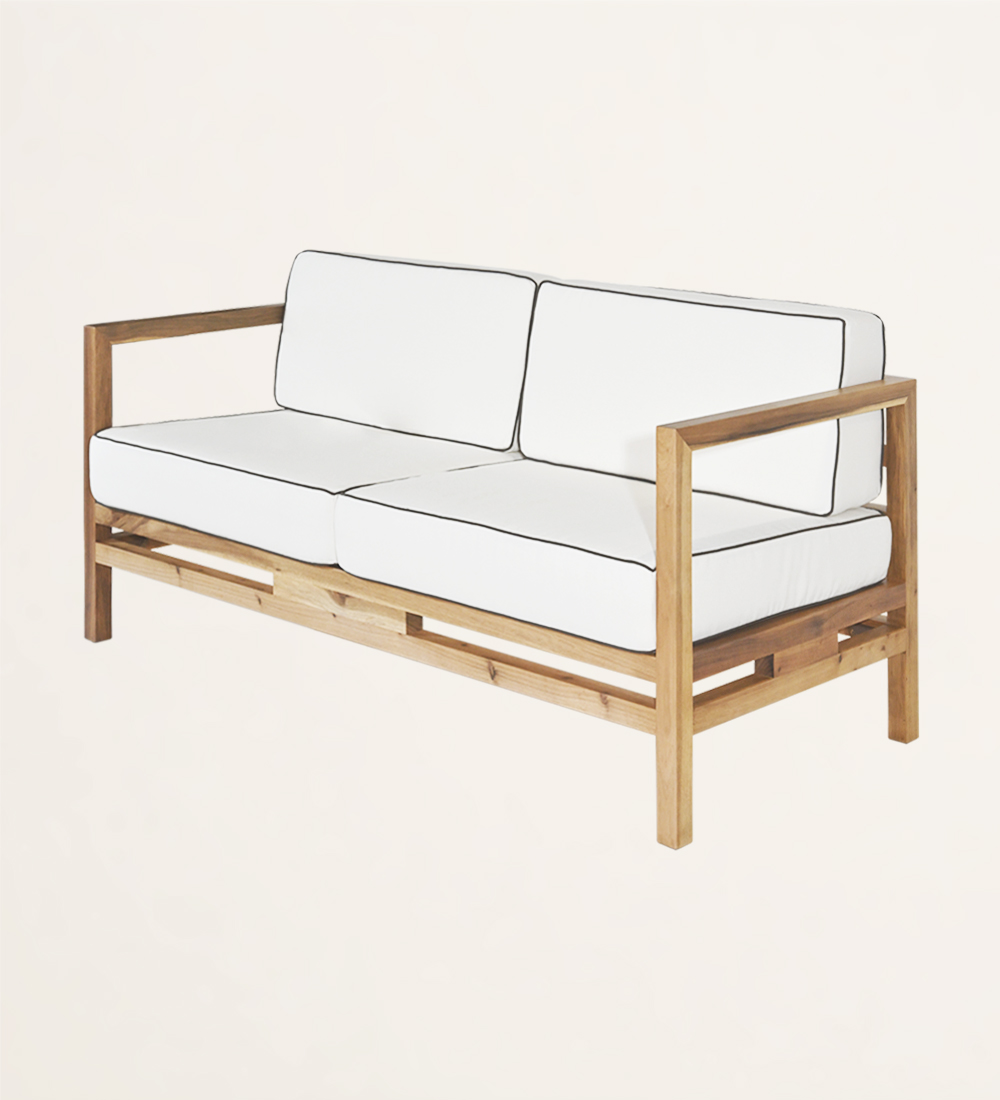 Canapé 2 places avec coussins en tissu et structure en bois naturel.