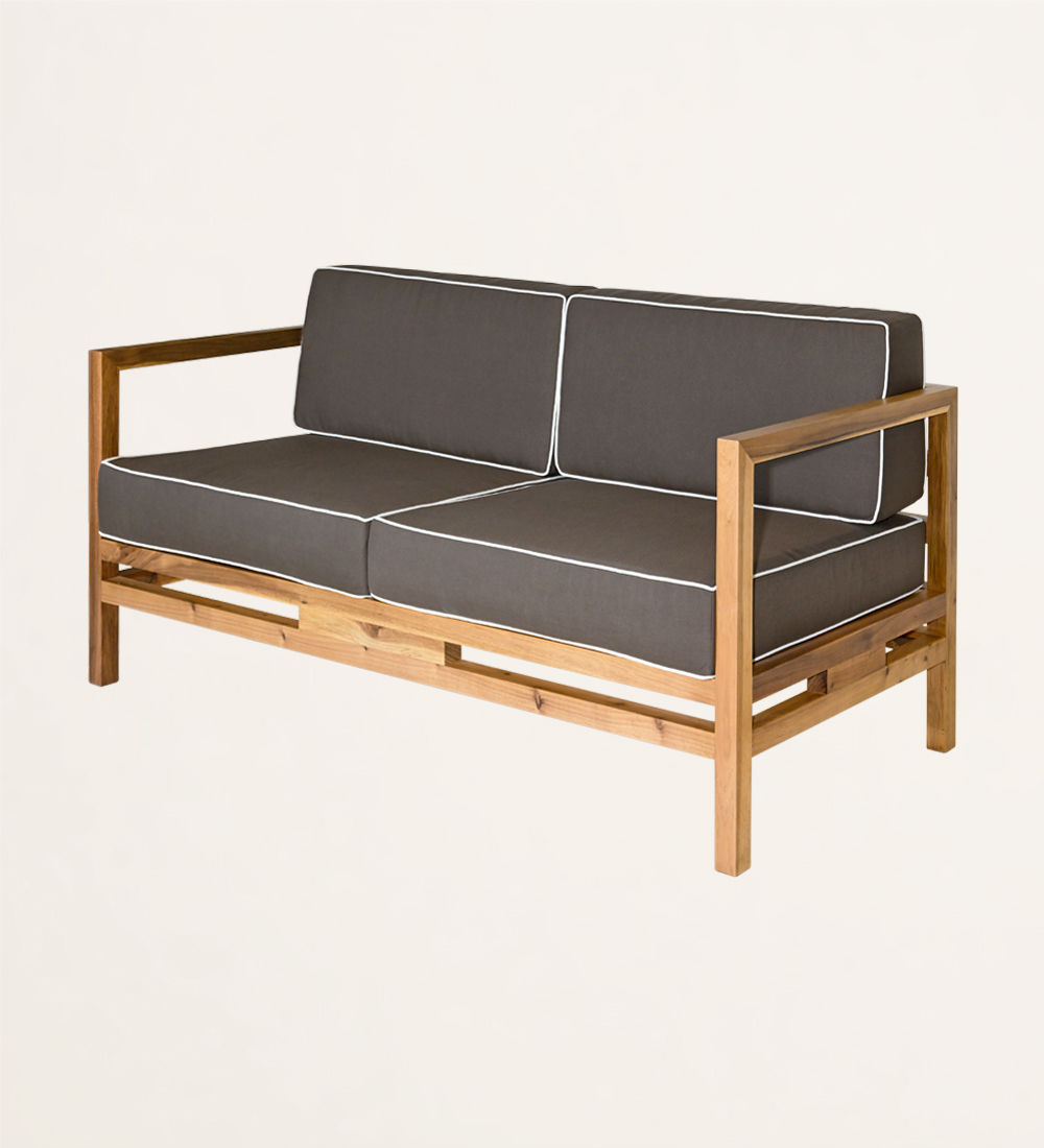 Canapé 2 places avec coussins en tissu et structure en bois naturel.