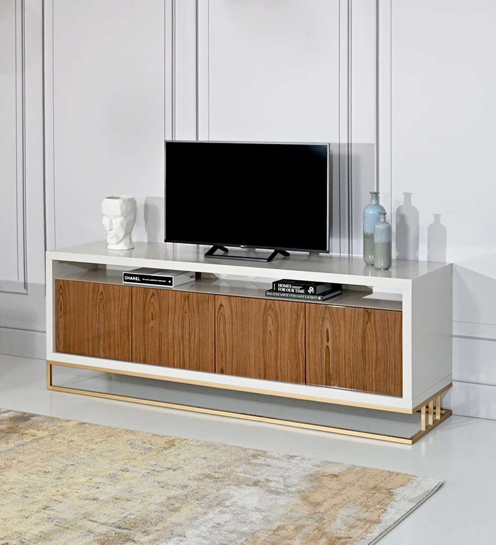 Mueble TV con estructura lacada en perla, puertas en nogal alto brillo, pie metálico dorado