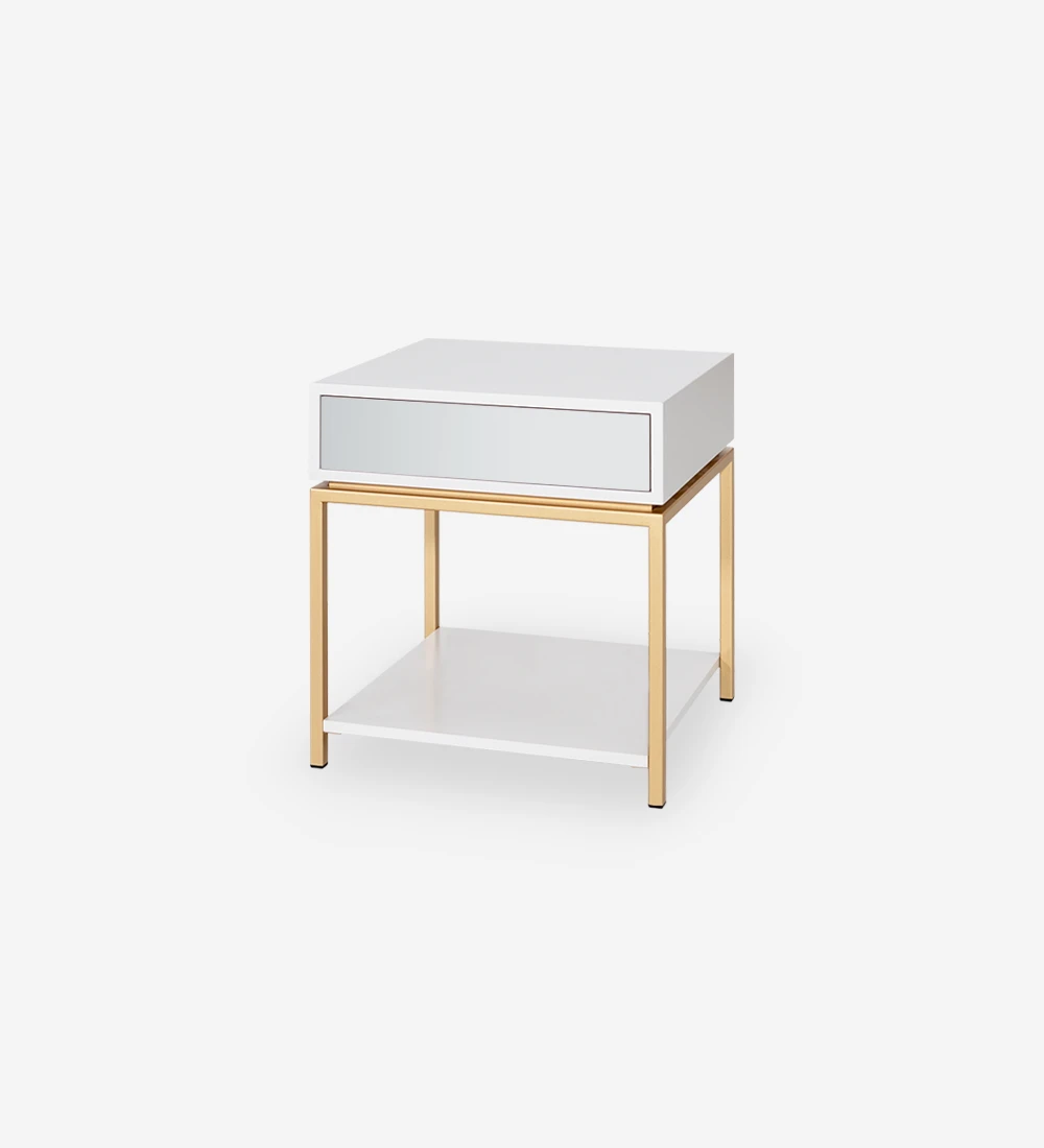 Table de chevet à 1 tiroir avec façade en miroir, structure laquée perle, avec pied en métal laqué or.
