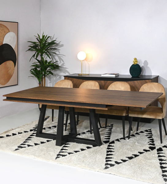 Mesa de comedor rectangular extensible con tablero de roble envejecido, pie central lacado en negro.