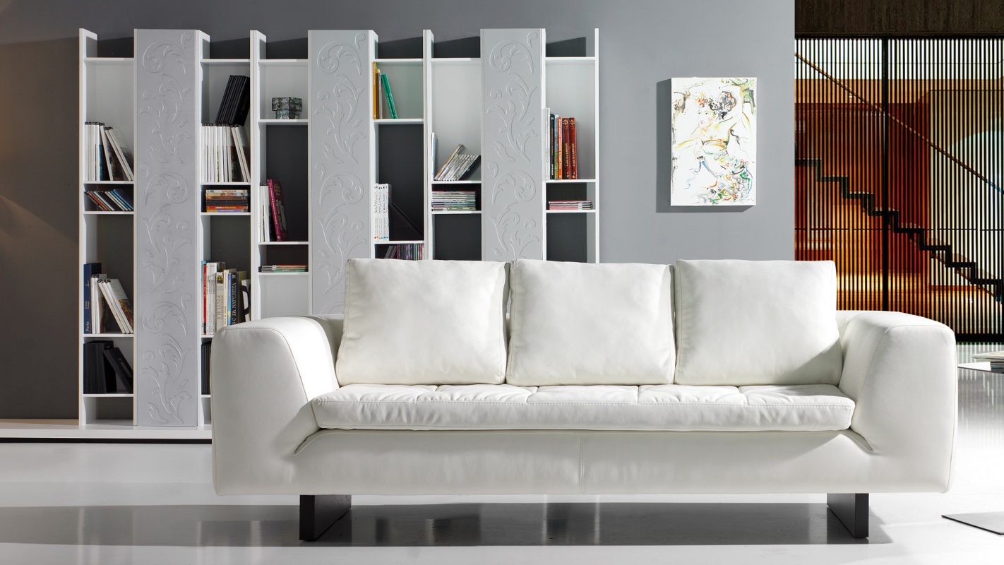 Sofá 3 lugares Bilbao Estofado a Mix (Pele e Ecopele), pés em madeira