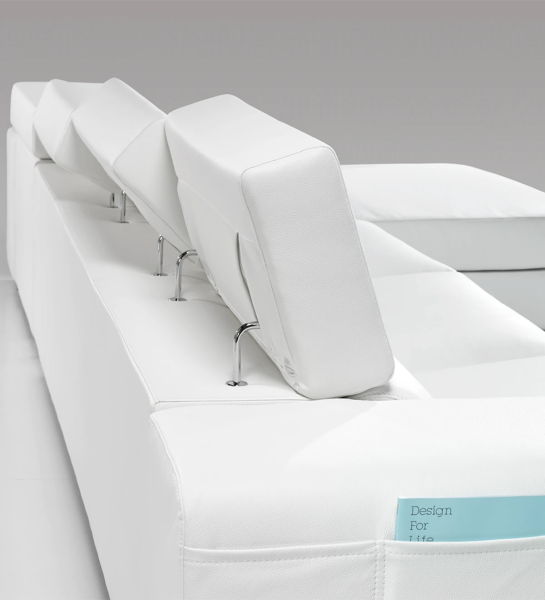 Sofá de 3 plazas con chaise longue, tapizado en ecopiel blanca, con reposacabezas reclinables.