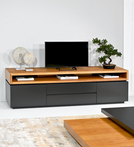 Mueble TV con estructura lacada en negro y módulo superior en roble miel.