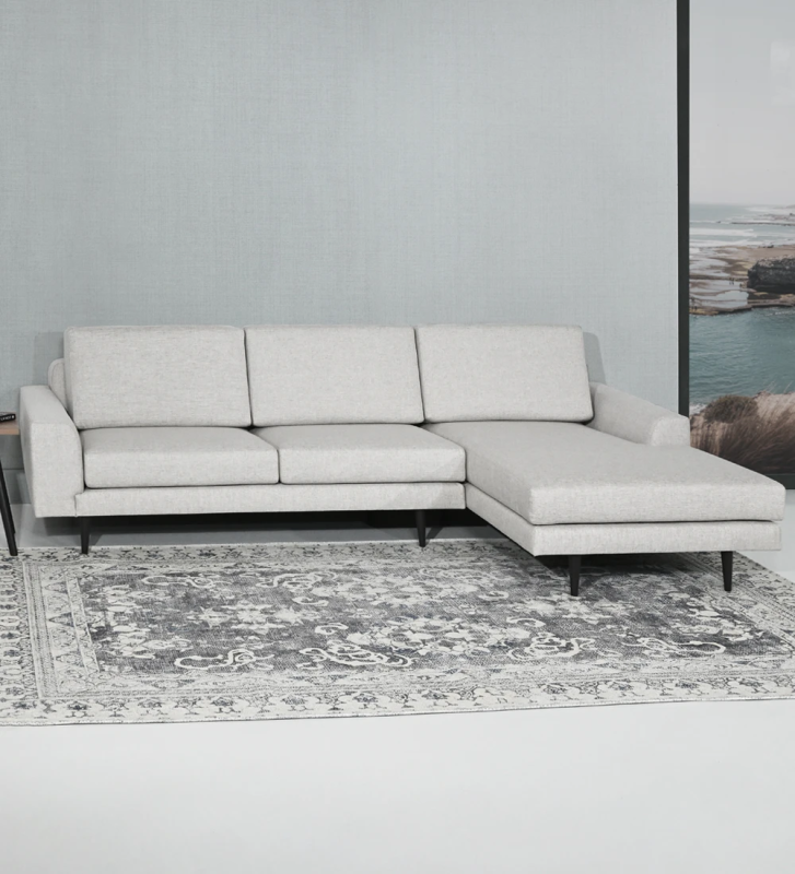 Sofá Oslo 2 lugares e chaise longue direita, estofado a tecido light grey, pés lacados a castanho escuro, 262 cm.