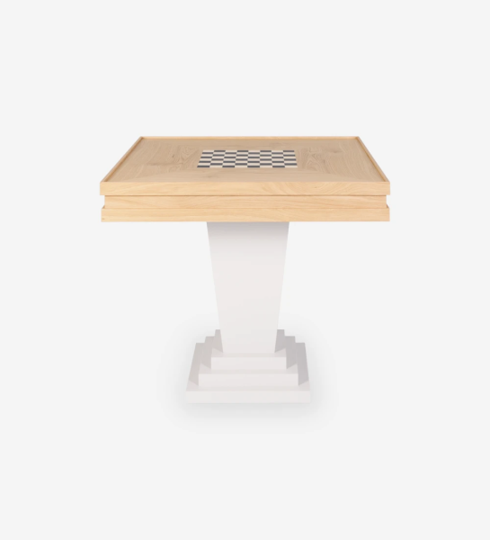 Table de jeux avec plateau en chêne naturel et pied laqué perle.