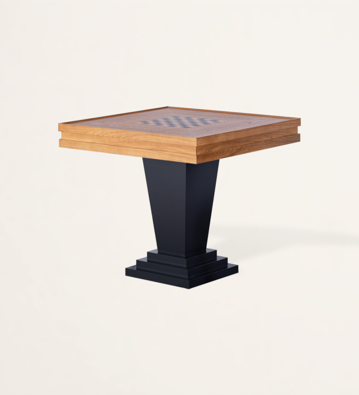 Mesa de juego con tablero de roble miel y pie lacado en negro.