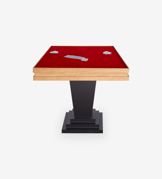Table de jeux avec plateau en chêne miel et pied laqué noir.