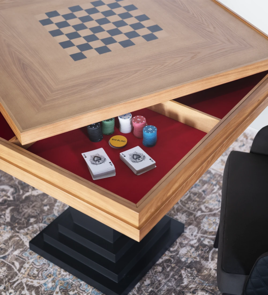 Table de jeux avec plateau en chêne miel et pied laqué noir.