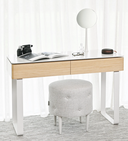 Dressing table with 2 drawers in natural oak, frame and pearl lacquered metal feet.