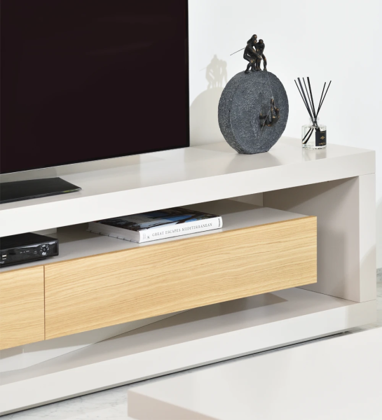 Mueble TV con estructura y módulo de cajones lacados en perla, cajones en roble natural