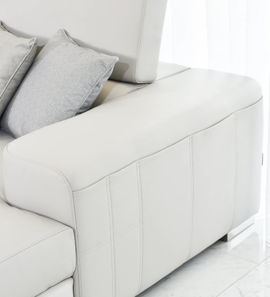 Sofá de 3 plazas con chaise longue, tapizado en ecopiel gris claro, con reposacabezas reclinables.