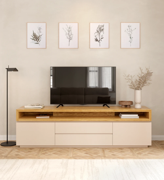 Mueble TV con estructura lacada en perla y módulo superior en roble natural.