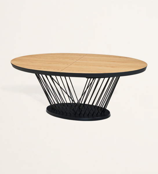 Mesa de comedor extensible ovalada con tablero de roble natural y pies y base de metal lacado en negro.
