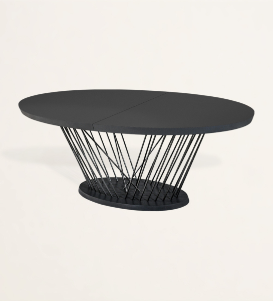 Mesa de comedor extensible ovalada con tablero lacado en negro con cristal, pies de metal y base lacada en negro.