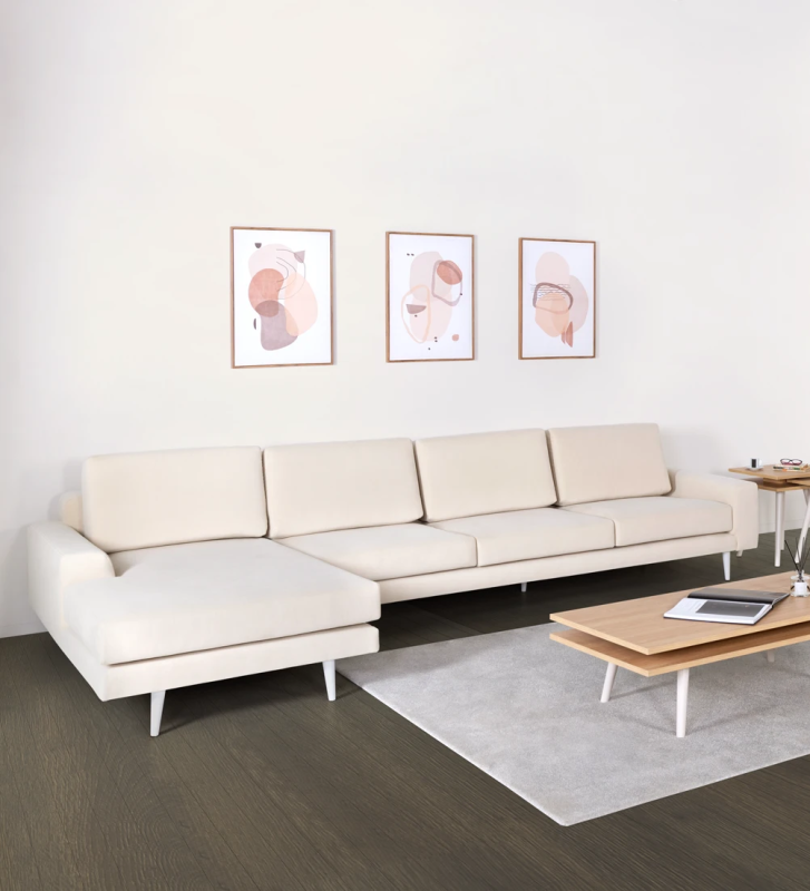 Sofá Oslo 3 lugares e chaise longue esquerda, estofado a tecido bege, pés lacados a pérola, 339 cm.