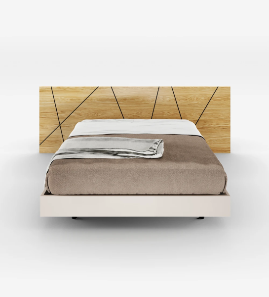 Lit double avec tête de lit abstraite en chêne naturel et base suspendue en perle.