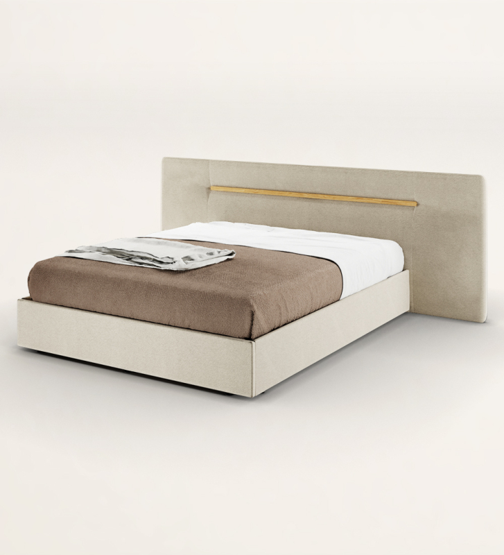 Lit double avec tête de lit rembourrée et sommier, détail en chêne naturel, avec rangement via un lit surélevé.