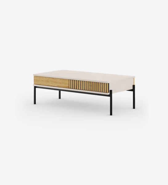 Table basse rectangulaire en perle, 2 tiroirs avec frises en chêne naturel, structure en métal laqué noir, pieds niveleurs.