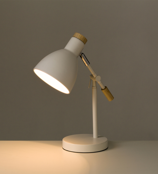 Lámpara de escritorio en metal blanco y madera