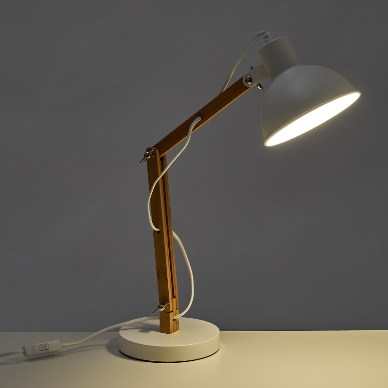 Lámpara de escritorio en metal blanco y bambú