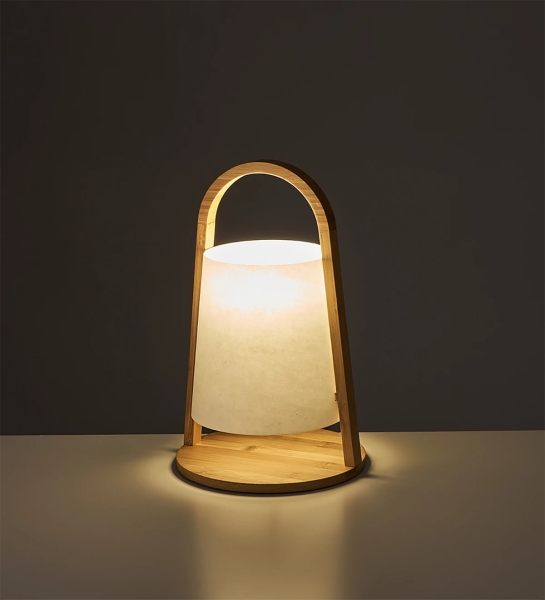 Lámpara de mesa de bambú.
