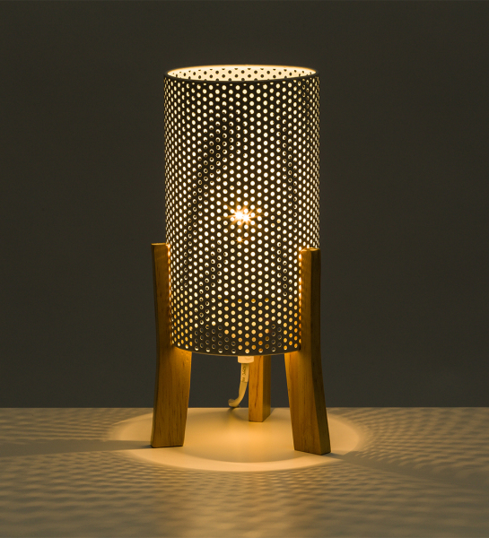 Lámpara de mesa de metal blanco y madera 