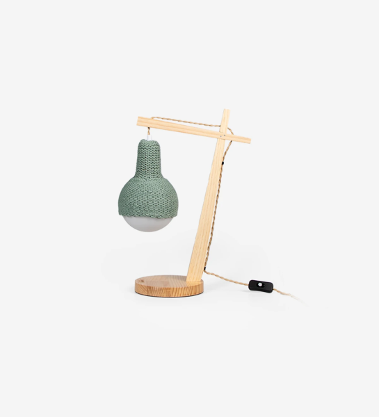  Lampe de table avec structure en bois et lampe au crochet vert.