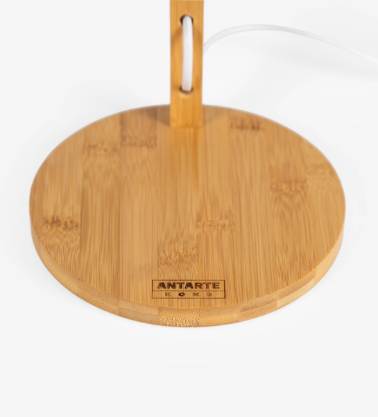 Lámpara de mesa de bambú.