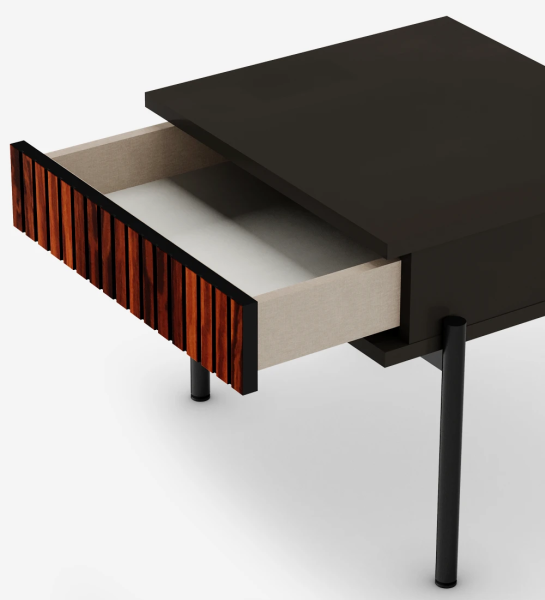 Mesa de cabeceira com gaveta com frisos em palissandro alto brilho, estrutura e pés metálicos em negro com niveladores.