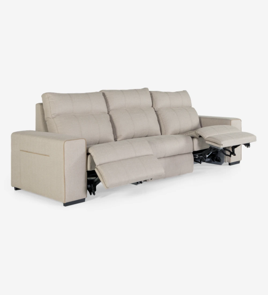 3 sièges, recouverts de tissu, avec système relax sur les deux sièges latéraux.