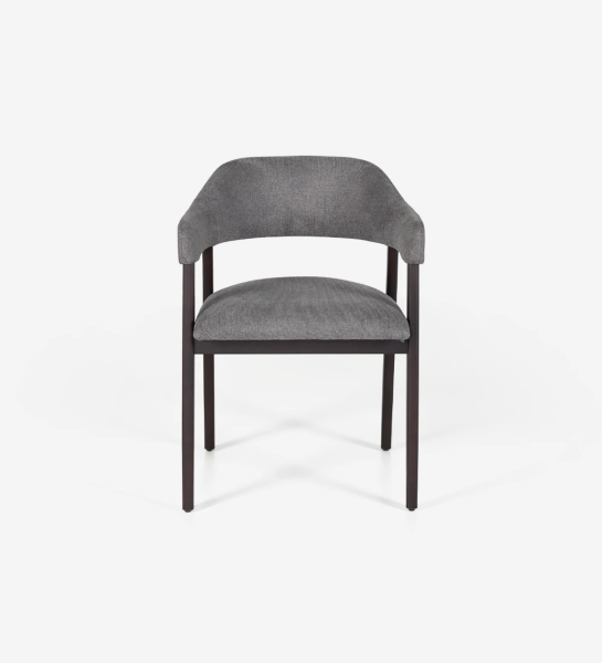 Cadeira com braços, em madeira de freixo cor castanho escuro, com assento e costa estofados a tecido.
