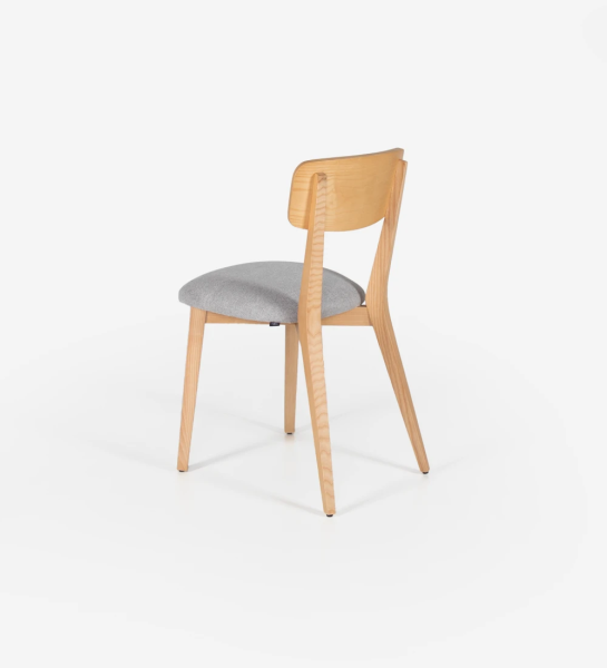 Cadeira em madeira de freixo cor natural com assento estofado a tecido