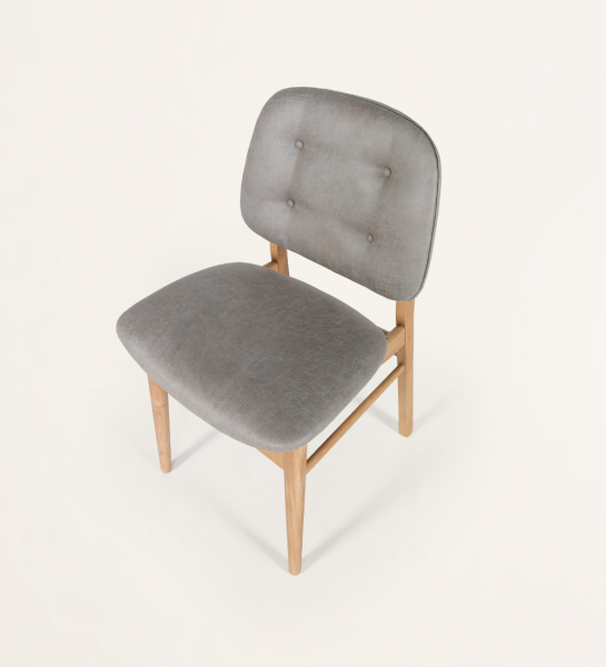 Chaise en bois de frêne, couleur naturelle, avec assise et dossier tapissés de tissu, 4 boutons et vifs sur le dossier.
