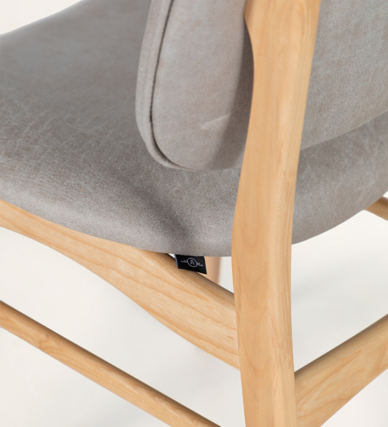 Chaise en bois de frêne, couleur naturelle, avec assise et dossier tapissés de tissu, 4 boutons et vifs sur le dossier.