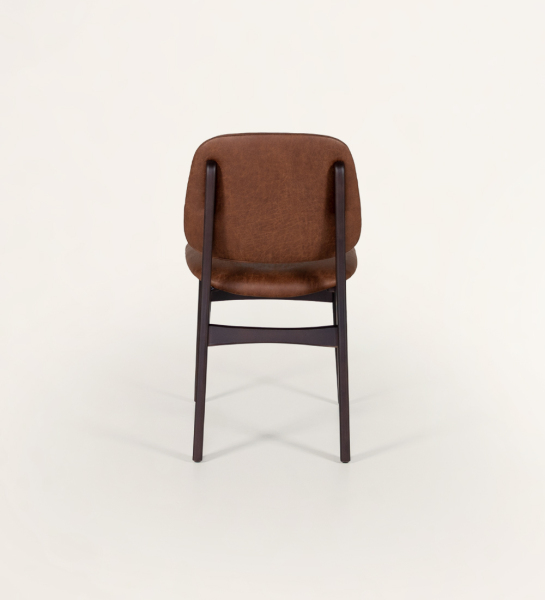 Chaise en bois de frêne, marron foncé, avec assise et dossier tapissés de tissu, 4 boutons et vifs sur le dossier.