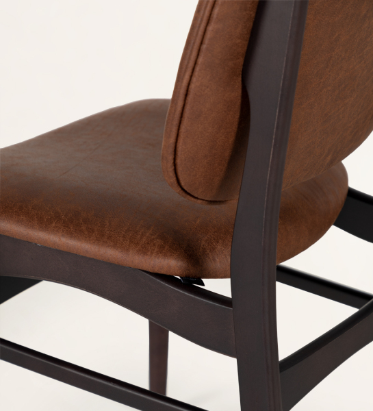 Chaise en bois de frêne, marron foncé, avec assise et dossier tapissés de tissu, 4 boutons et vifs sur le dossier.