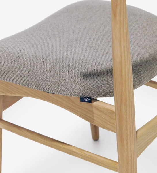 Silla de madera de fresno, color natural con asiento tapizado en tejido.