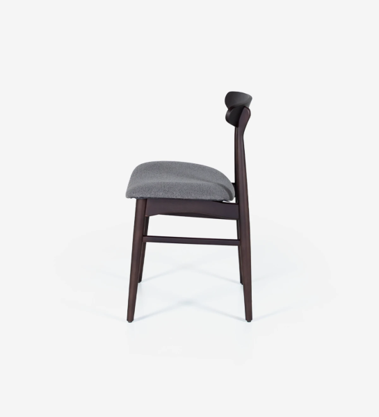 Cadeira em madeira de freixo cor castanho escuro com assento estofado a tecido