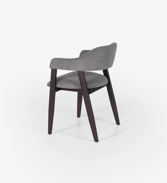 Cadeira com braços, em madeira de freixo cor castanho escuro, com assento e costa estofados a tecido.