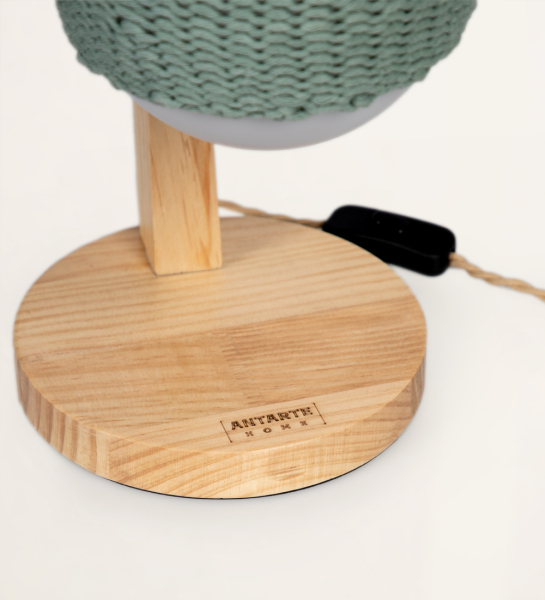 Lámpara de mesa de madera 