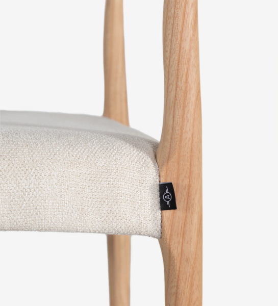 Silla en madera de fresno natural con asiento tapizado en tejido.