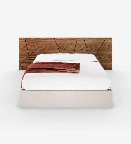 Lit double avec tête de lit abstraite en noyer et sommier perlé, avec rangement via un lit surélevé.